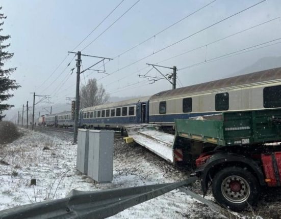 Camion lovit de tren in Busteni trafic blocat