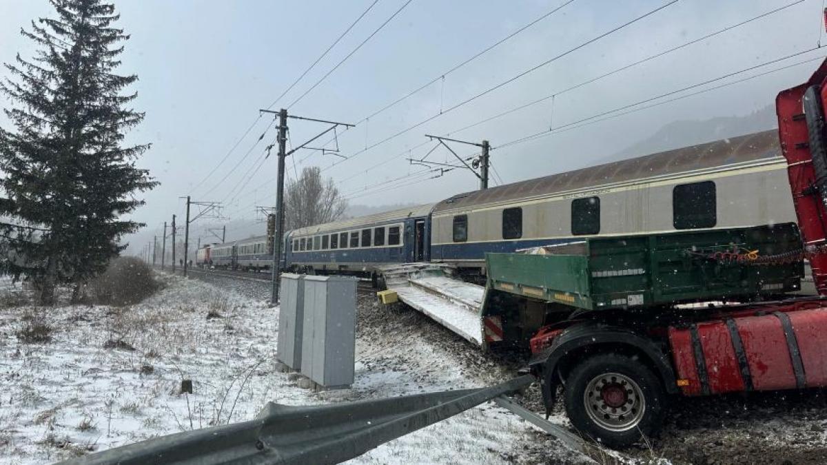 Camion lovit de tren in Busteni trafic blocat