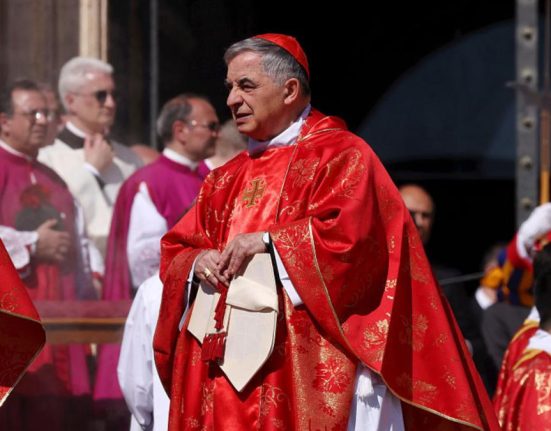 Cardinalul italian Giovanni Angelo Becciu se retrage din conclav