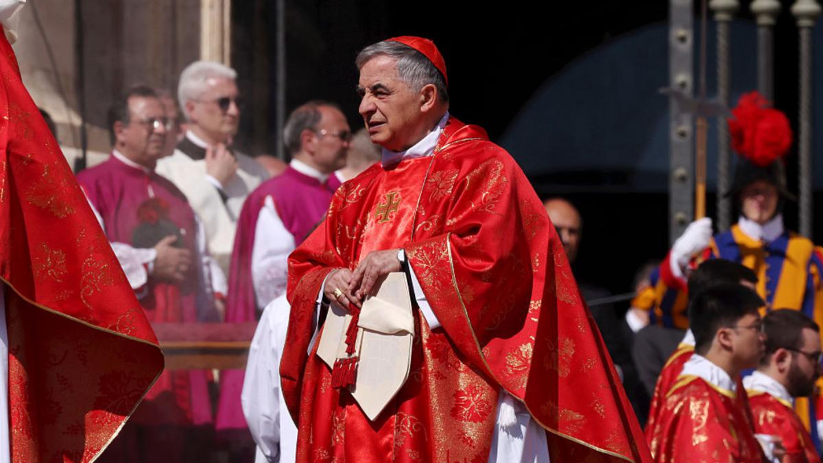 Cardinalul italian Giovanni Angelo Becciu se retrage din conclav