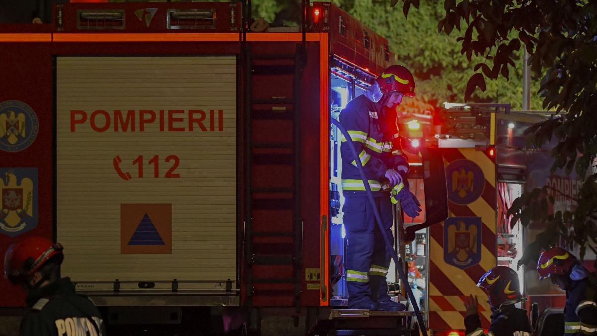 Depozit din Adjud in flacari noaptea pompierii intervin
