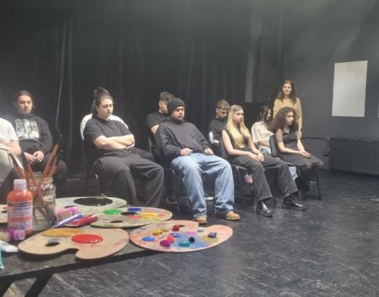 Familii pe hartie spectacol de terapie pentru adolescenti si parinti