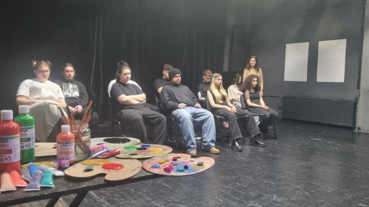 Familii pe hartie spectacol de terapie pentru adolescenti si parinti