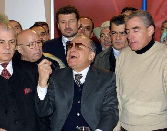 Ion Iliescu si Petre Roman judecati pentru infractiuni contra umanitatii