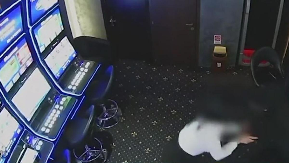 Jaf la o sala de jocuri din Bucuresti barbat mascat inarmat cu cutit a furat 7000 lei