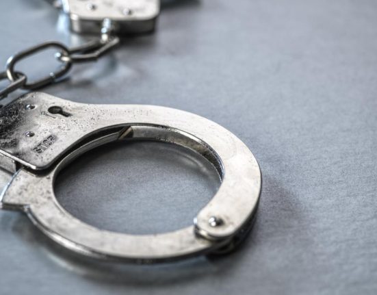 Mai multi copii prinsi pregatind atac cu cocktailuri Molotov
