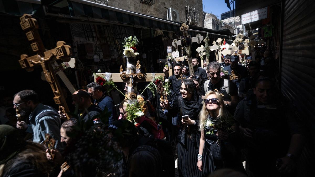 Mii de credinciosi au participat la procesiunea Drumul Crucii in Ierusalim