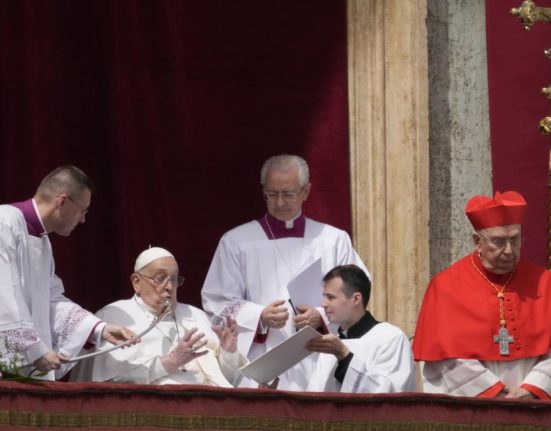 Moment emotionant la Vatican Papa Francisc a binecuvantat multimea