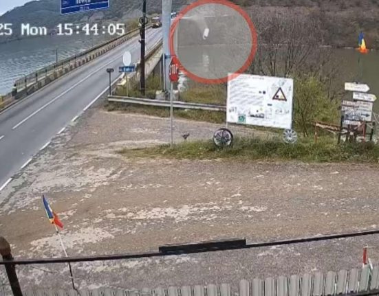 Momentul cand microbuzul a cazut in Dunare langa viaductele Bahna si Ilovita