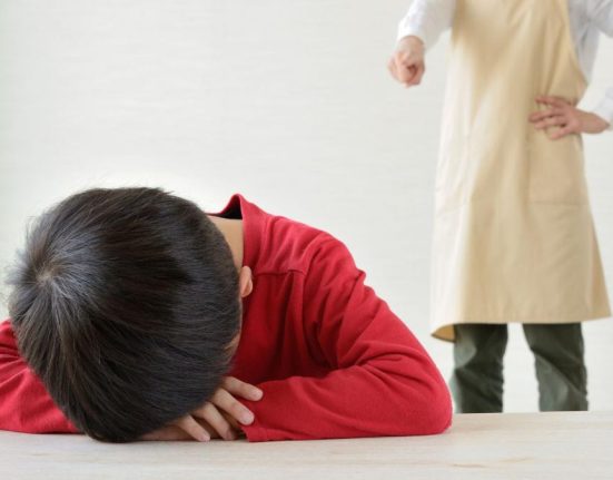 O educatoare din Bucuresti acuzata de lovirea a sase copii trimisa in judecata sub control judiciar