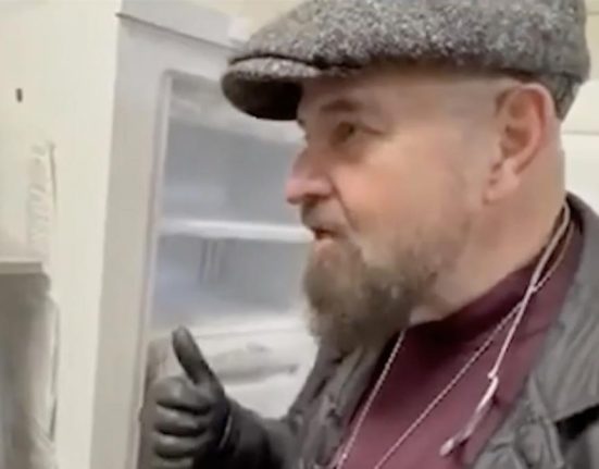 Piedone a invatat chineza ca sa spuna unui patron ca ii inchide restaurantul Cum se zice sase Sase luni