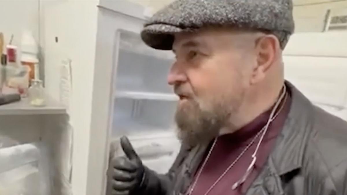 Piedone a invatat chineza ca sa spuna unui patron ca ii inchide restaurantul Cum se zice sase Sase luni