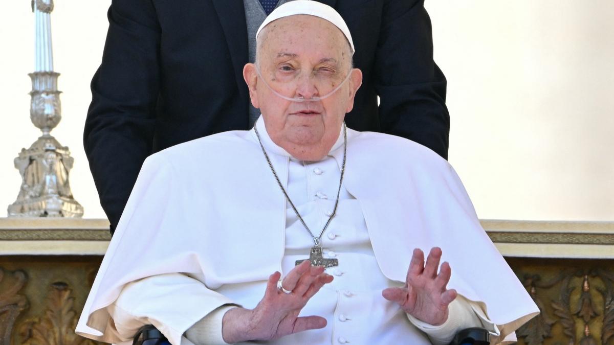 Prima aparitie a Papei Francisc dupa