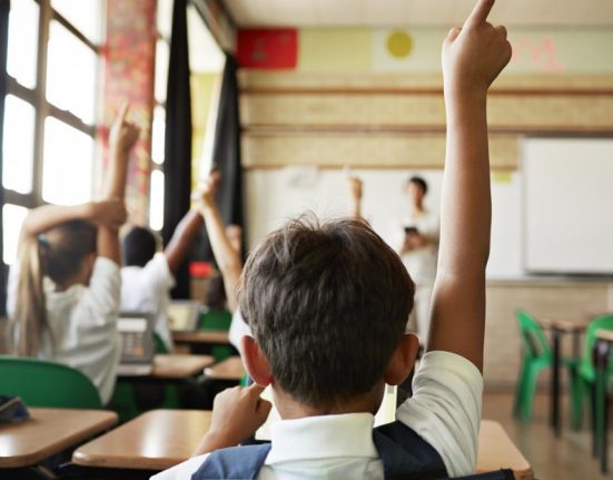 Profesorii vor primi mai multi bani daca elevii sunt multumiti