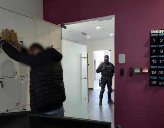 Retea mare de brokeri escroci destructurata Foloseau imaginea lui Ion Tiriac si Gigi Becali pentru a insela