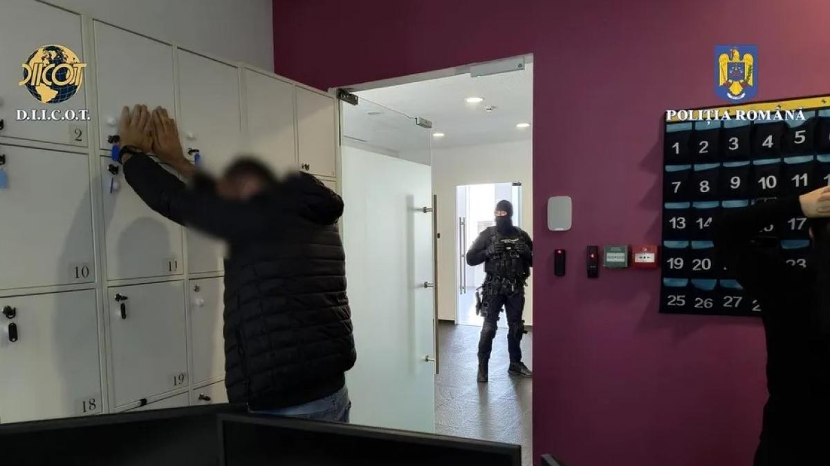 Retea mare de brokeri escroci destructurata Foloseau imaginea lui Ion Tiriac si Gigi Becali pentru a insela