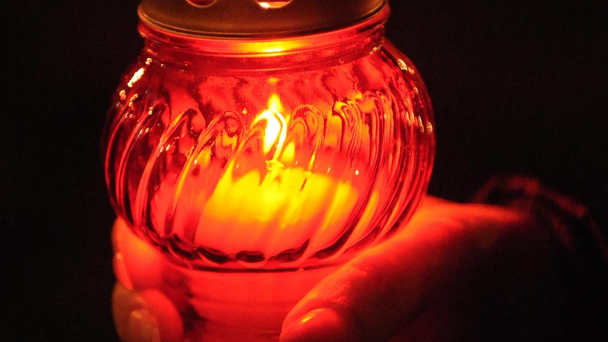 Sfanta Lumina adusa sambata din Ierusalim distribuita bisericilor