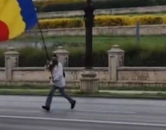 Stegarul Dac amendat pentru urcarea pe gardul Parlamentului si jignirea jandarmilor