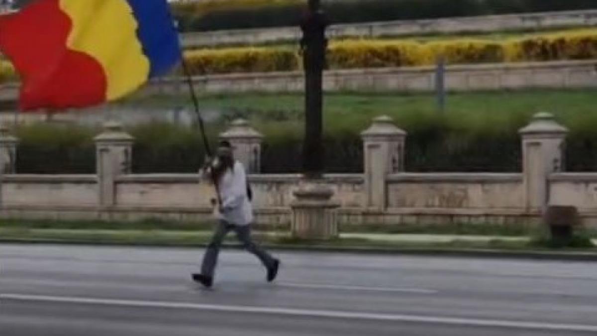 Stegarul Dac amendat pentru urcarea pe gardul Parlamentului si jignirea jandarmilor