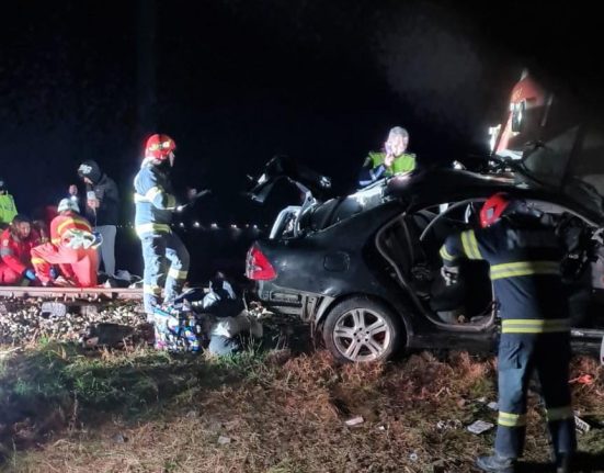 Tragedie in Iasi Masina lovita de tren o femeie decedata doi barbati grav raniti