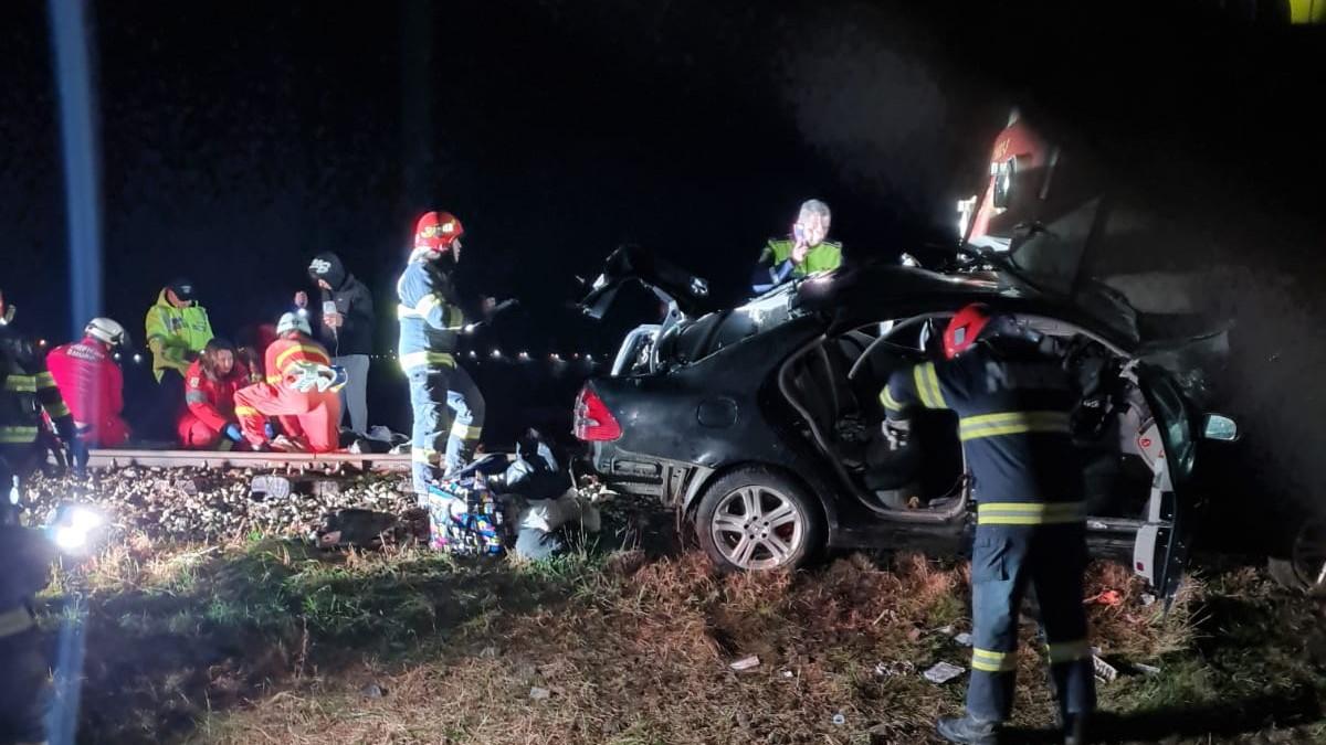 Tragedie in Iasi Masina lovita de tren o femeie decedata doi barbati grav raniti