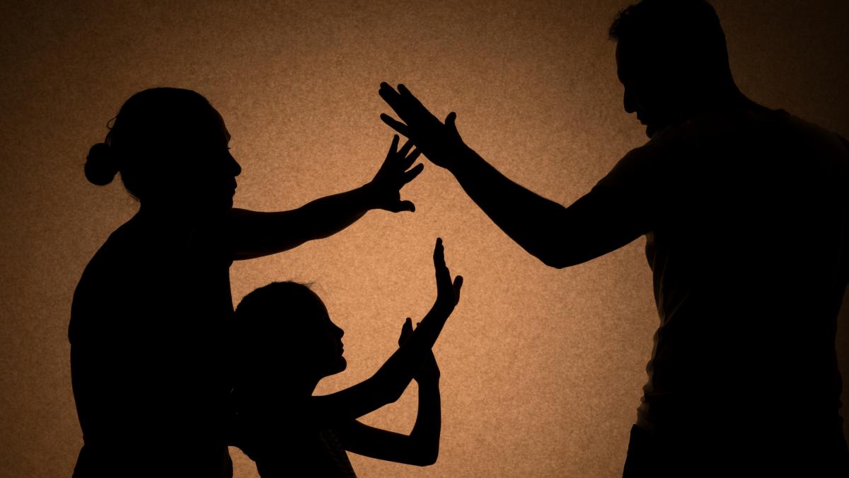 Un baiat de 13 ani si a salvat mama de violenta sotului sunand la 112 Femeia necesita 8 zile de spitalizare