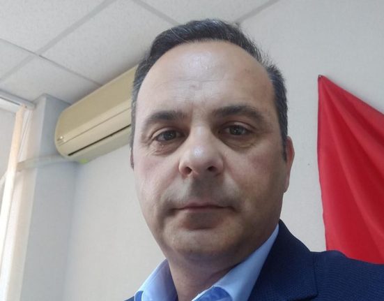 Un director DSVSA din Tulcea prins aruncand spaga in WC