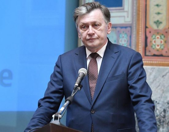 Un prieten al lui Crin Antonescu povesteste despre urmarirea sa de Securitate