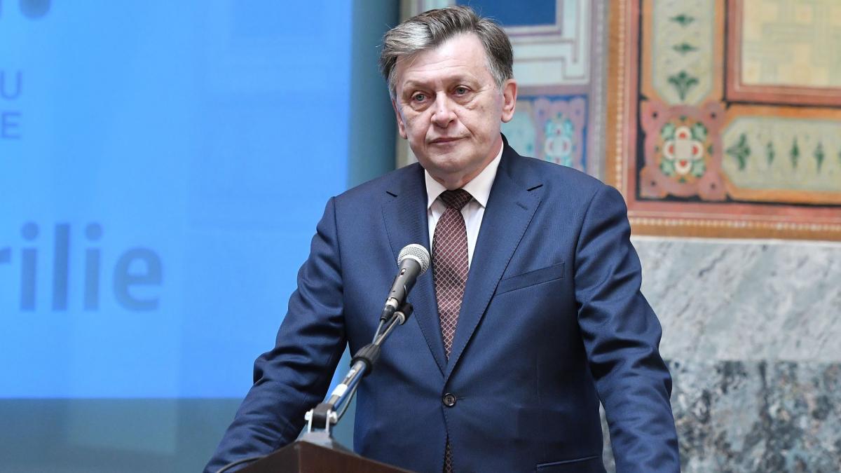 Un prieten al lui Crin Antonescu povesteste despre urmarirea sa de Securitate