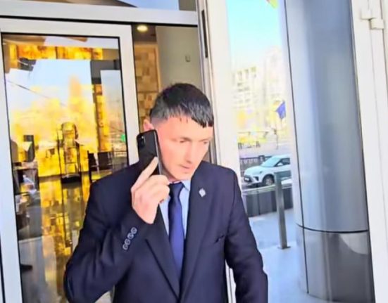 Un senator POT sa laudat ca studiaza un site matrimonial si a devenit tinta ironiilor