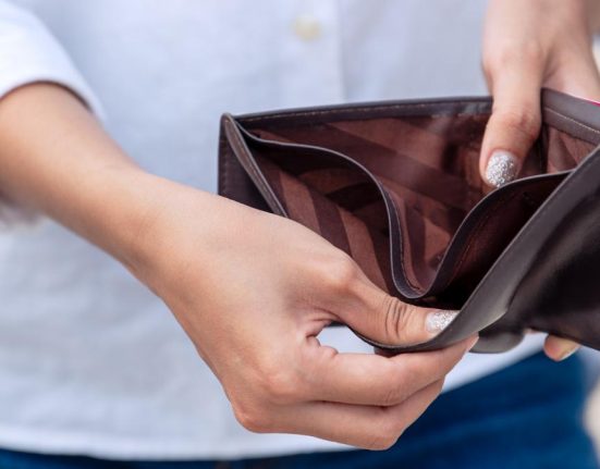 Un sfert dintre romani lucreaza pe salarii foarte mici