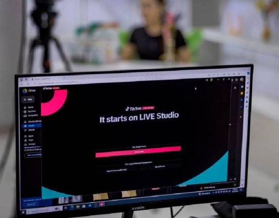 Universul paralel infricosator pe TikTok tineri se drogheaza live anunta sinucideri altii dau inimioare si bani