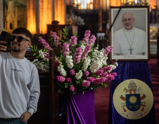Vaticanul interzice selfie urile cu Papa Francisc in sicriu
