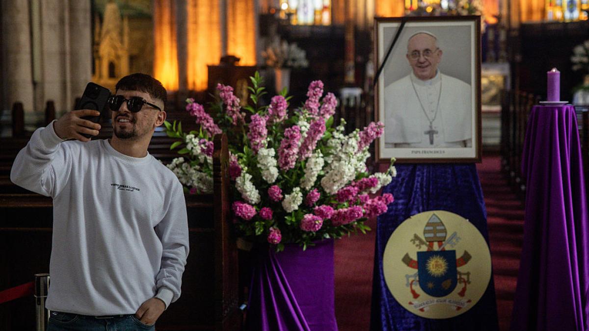 Vaticanul interzice selfie urile cu Papa Francisc in sicriu