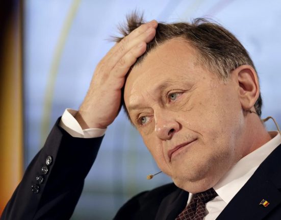 Crin Antonescu Salarii reduse la jumatate pentru demnitari fara taxe crescute