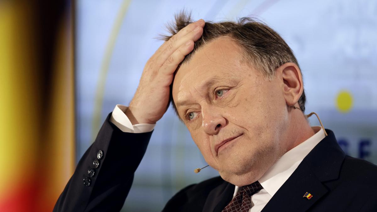 Crin Antonescu Salarii reduse la jumatate pentru demnitari fara taxe crescute