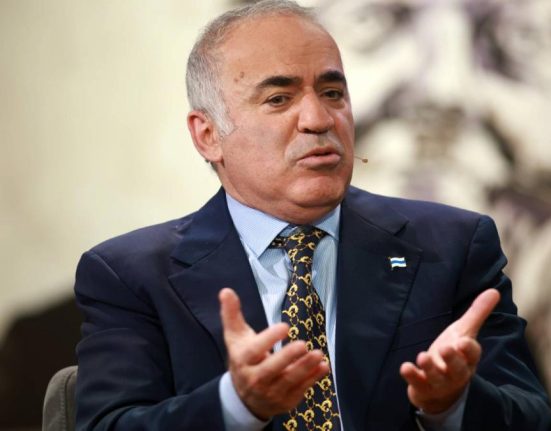 Garry Kasparov indeamna la vot Daca crezi ca decizia nu e a ta risti sa ajungi ca in Rusia sau China