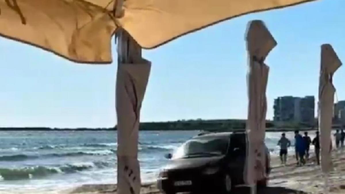 O femeie a intrat cu masina pe plaja din Mamaia si a ramas blocata in nisip cu doi copii