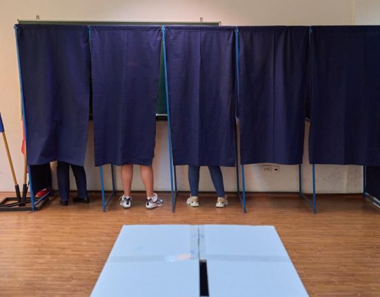 Presedinta unei sectii de votare din Prahova gravida a fost dusa la spital