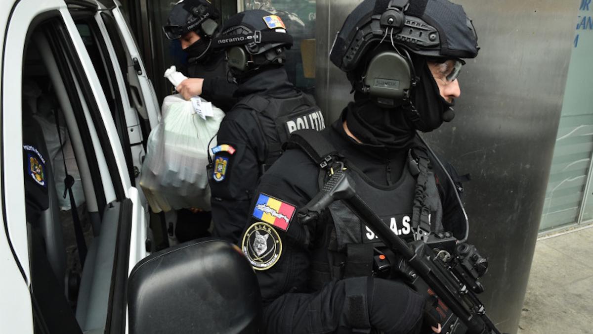 Procurorii au confiscat 17 kg de droguri destinate litoralului