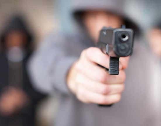 Scandal cu focuri de arma in Bucuresti doua grupari s au certat intr o spalatorie din cauza unei fete