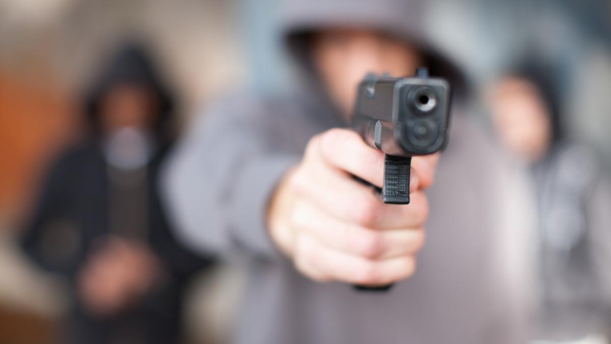 Scandal cu focuri de arma in Bucuresti doua grupari s au certat intr o spalatorie din cauza unei fete