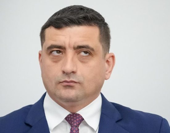 Simion nu a mai participat la dezbaterea cu studentii