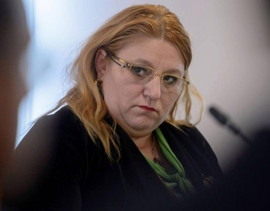 Sosoaca a creat scandal la vot sa trecut alaturi de Vlad Tepes si Stefan cel Mare pe buletin si a votat in afara cabinei