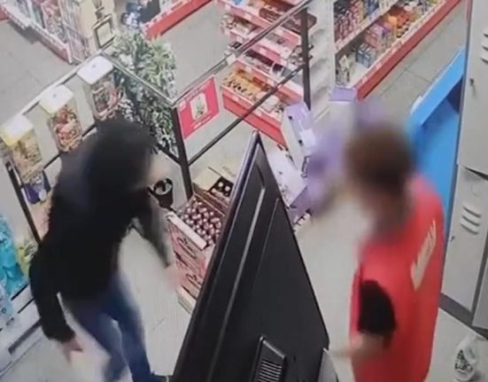 Un hot prins la furat intr un magazin din Bucuresti s a batut cu un angajat