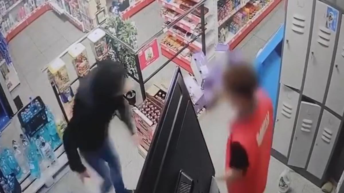 Un hot prins la furat intr un magazin din Bucuresti s a batut cu un angajat