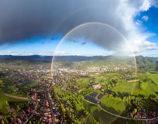 curcubeu circular spectaculos in orasul brad semnificatie