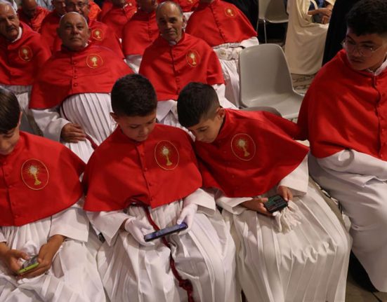 AI si social media ameninta demnitatea umana spune Papa Leon al XIV lea