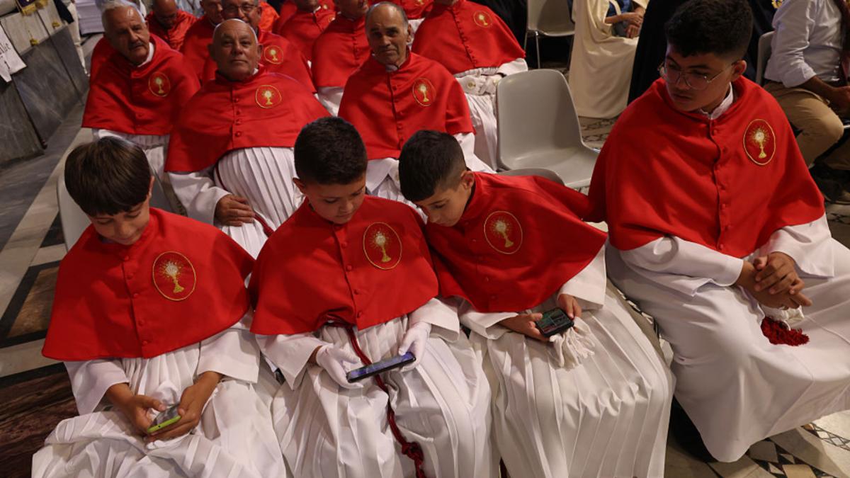 AI si social media ameninta demnitatea umana spune Papa Leon al XIV lea