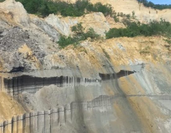 Alunecare de terern la cariera Tismana Linia T4 e ingropata